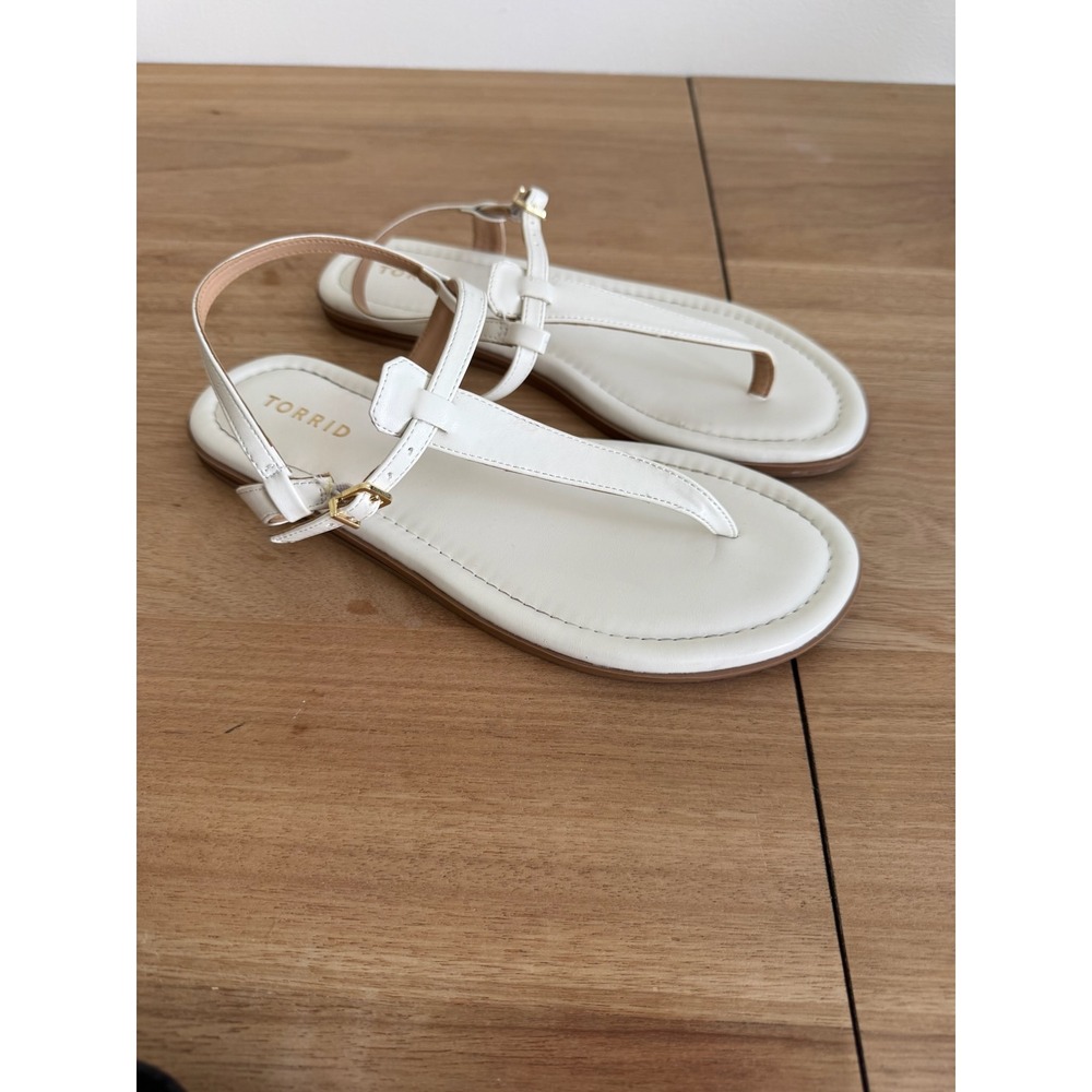 Torrid Womens White Faux Leather T-Strap Thong Flat Sandals Size 9WW